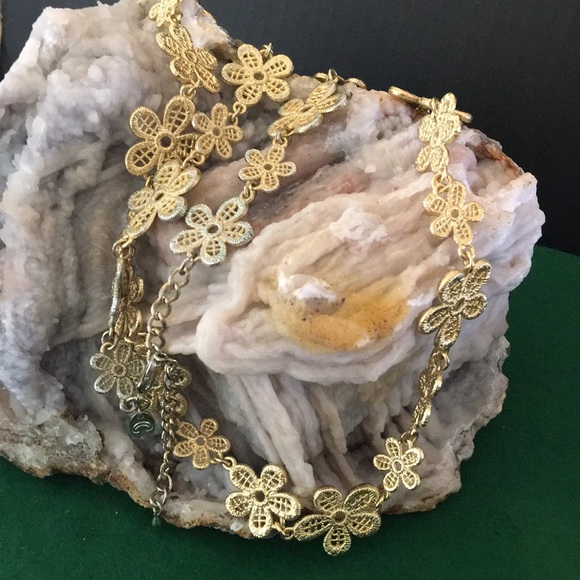 CHARMING CHARLIE FLOWER NECKLACE - Picture 4 of 6